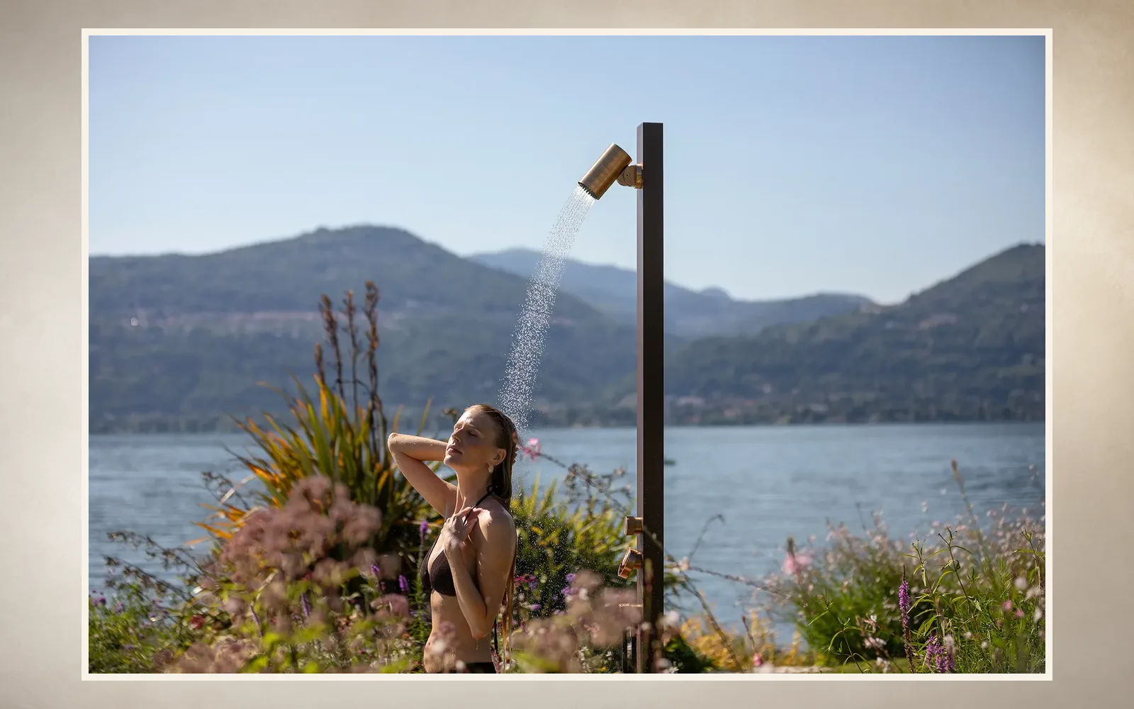 Уличная душевая система GESSI Outdoor у частного бассейна