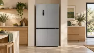 Четырёхдверный холодильник Smeg FQI48XD в светлой кухне с деревянной мебелью